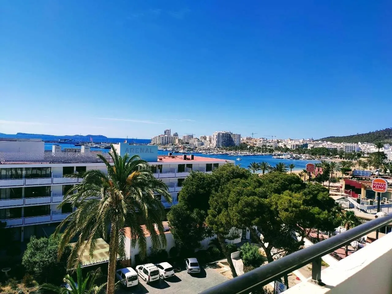 Junto Al Mar Y Las Montanas San Antonio  Spanien